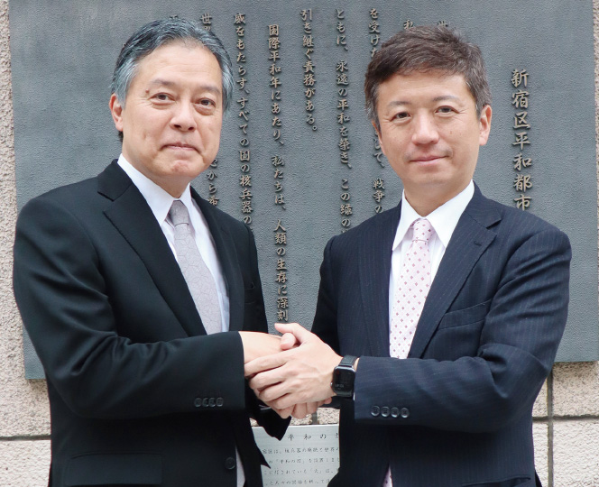 新宿区長吉住健一との握手